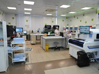 Башҡортостан етәксеһе Өфөнөң 13-сө ҡала клиник дауаханаһы лабораторияһында трек системаһы менән танышты