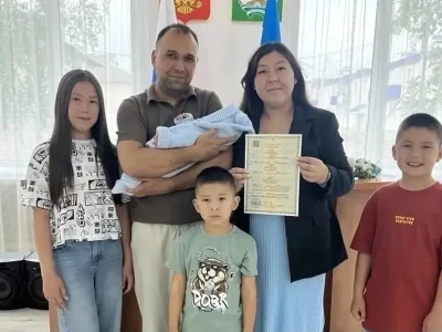 Башҡортостанда ишле ғаилә дүртенсе балаһының тәүге документын алды