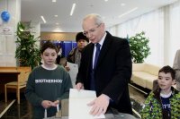 Премьер-министр правительства Башкортостана пришел на выборы вместе с внуками