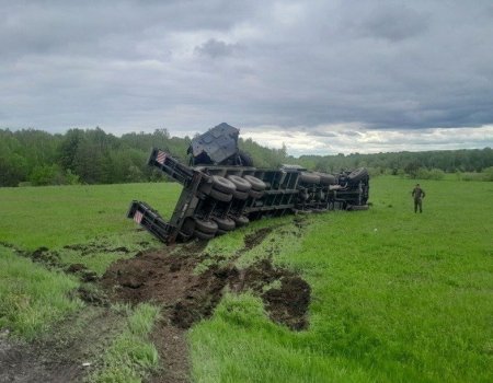 Башҡортостан трассаһында трофей техникаһы тейәлгән йөк машинаһы ауған