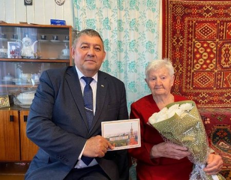 Өфөнән тыл эшсәне Надежда Кадынцева 95 йәшлек юбилейын билдәләй