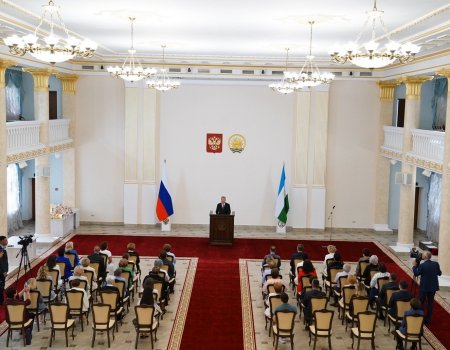 Радий Хәбиров социаль хеҙмәткәрҙәргә Башҡортостандың дәүләт наградаларын тапшырҙы
