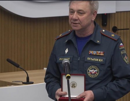 Радий Хәбиров республика буйынса Ғәҙәттән тыш хәлдәр министрлығының элекке етәксеһенә маҡтаулы исем тапшырҙы