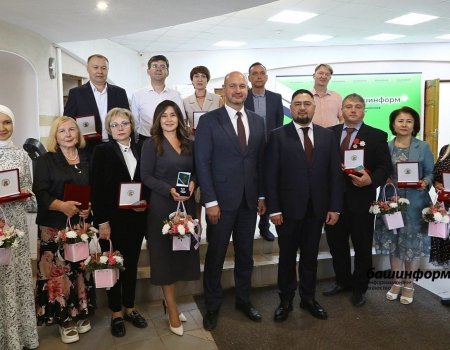 Азат Бадранов Башҡортостандың матбуғат һәм мәғлүмәт хеҙмәткәрҙәрен бүләкләне