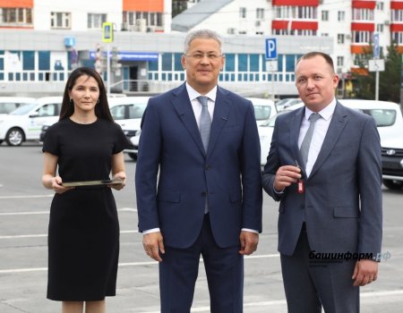 Башҡортостан Башлығы район дауаханаларының баш табиптарына яңы автомобиль асҡыстары тапшырҙы