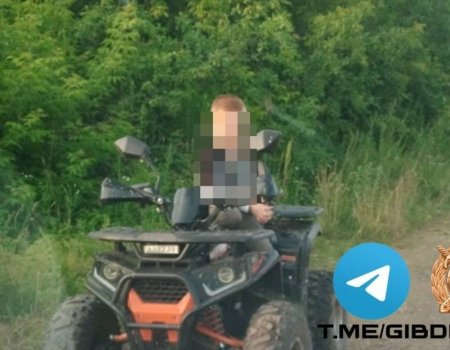 7 йәшлек малай Өфө урамдары буйлап квадроциклда йөрөгән