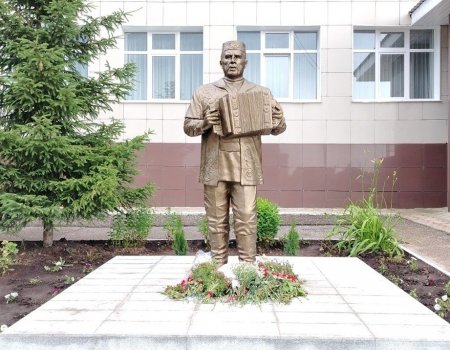 Башҡортостанда билдәле йырсы Фән Вәлиәхмәтовҡа һәйкәл ҡуйылды
