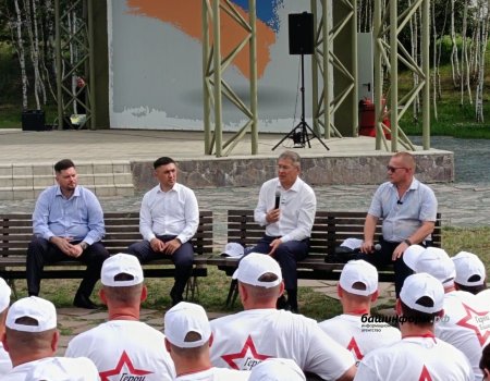 Радий Хәбиров «Башҡортостан геройҙары» программаһы финалсылары менән осрашты