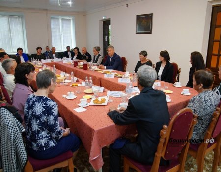 Башҡортостан Башлығы Мишкә ауылында МХО-ла һәләк булған яугирҙәрҙең ғаиләләре менән осрашты