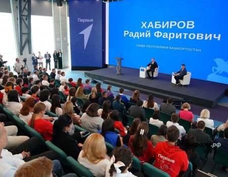 Радий Хәбиров республикалағы «Беренселәр хәрәкәте» активистары менән осрашты