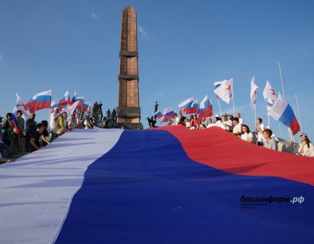 Радий Хәбиров республика халҡын Рәсәй флагы көнө менән ҡотланы