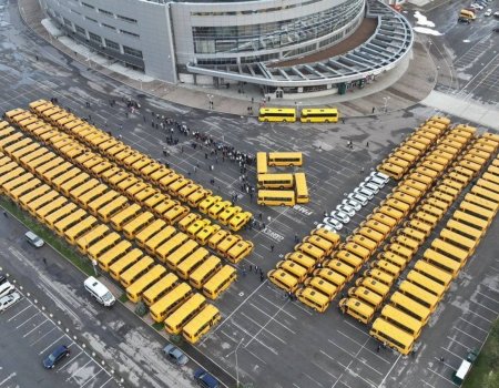 Республика мәктәптәренә рекордлы һанда автобустар һәм еңел машиналар тапшырылды