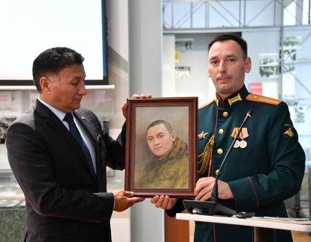 Хәрби рәссам Башҡортостандың Милли музейына яҡташ яугирҙәрҙең портреттарын бүләк итте