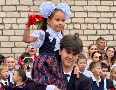 Радий Хәбиров Башҡортостан уҡыусыларын яңы уҡыу йылы башланыуы менән ҡотланы