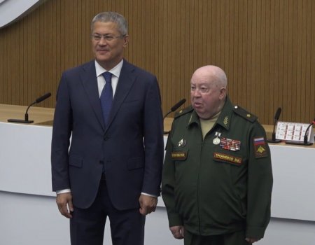 Радий Хәбиров Владимир Трофимовты «Хеҙмәт батырлығы өсөн»  миҙалы менән бүләкләне