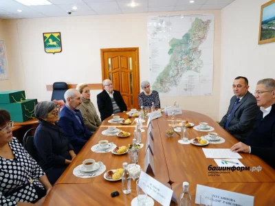 Радий Хәбиров Учалыла МХО-ла һәләк булған яугирҙәрҙең ғаиләләре менән осрашты