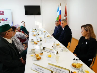 Радий Хәбиров Малаяҙ ауылында МХО-ла һәләк булған яугирҙәрҙең ғаиләләре менән осрашты