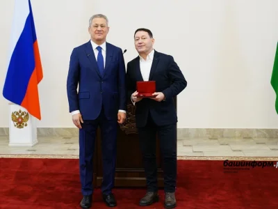 Ватанды һаҡлаусылар көнө алдынан Радий Хәбиров дәүләт наградаларын тапшырҙы