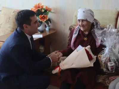 Ағиҙел ҡалаһы башлығы тыл эшсәнен тыуған көнө менән ҡотланы