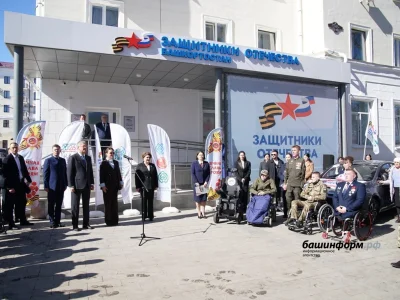 Анна Цивилева һәм Радий Хәбиров МХО ветерандарына автомобиль асҡыстары тапшырҙы