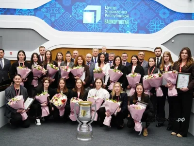 Радий Хәбиров «Ағиҙел» хоккейсыларын Ҡатын-ҡыҙҙар хоккей лигаһында сираттағы еңеүе өсөн бүләкләне