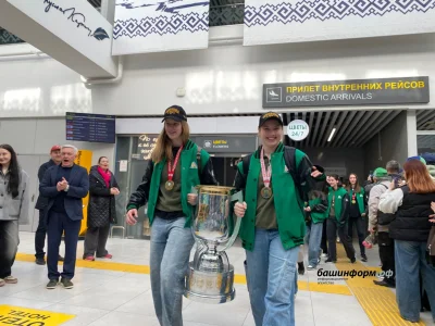 Өфө аэропортында алты тапҡыр Ҡатын-ҡыҙҙар хоккей лигаһы кубогын яулаусыларҙы ҡаршы алдылар