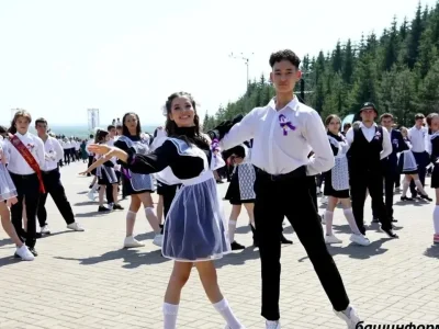 Бөгөн республиканың сығарылыш класс уҡыусылары өсөн һуңғы ҡыңғырау яңғырай