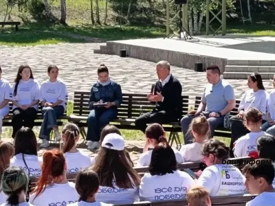 Радий Хәбиров «Патриот» паркында ирекмәндәр менән осрашты