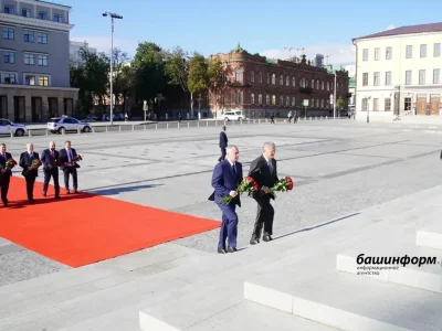 Өфөлә Радий Хәбиров һәм Бадра Гунба Шайморатов һәйкәленә сәскәләр һалды