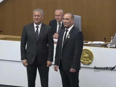 Башҡортостан Башлығы Ҡытайҙа чемпионатта еңеү яулаған иретеп йәбештереүсене бүләкләне